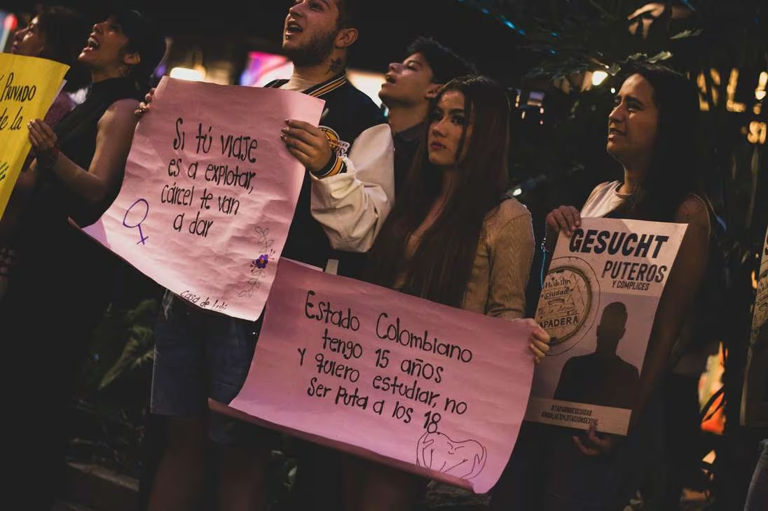 Protestas frente al hotel Gotham contra la explotación sexual