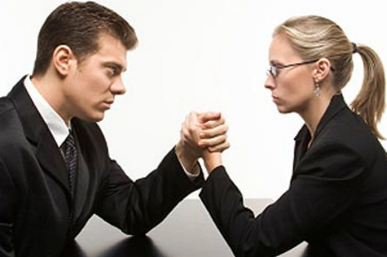 ¿Cómo invierten los hombres y las mujeres su dinero?