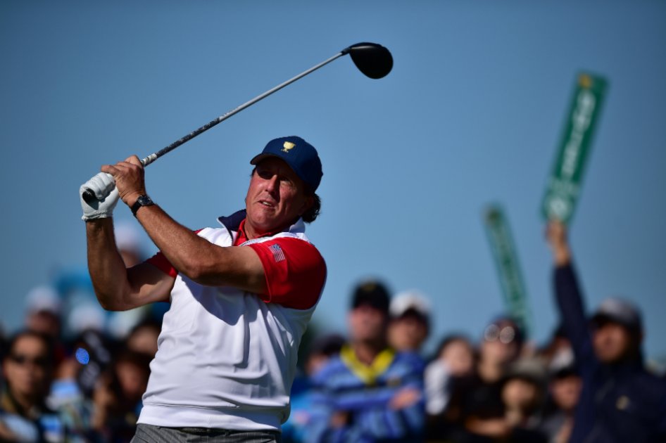 Phil Mickelson de Estados Unidos en el hoyo 2 durante la segunda jornada de la Presidents Cup. / AFP