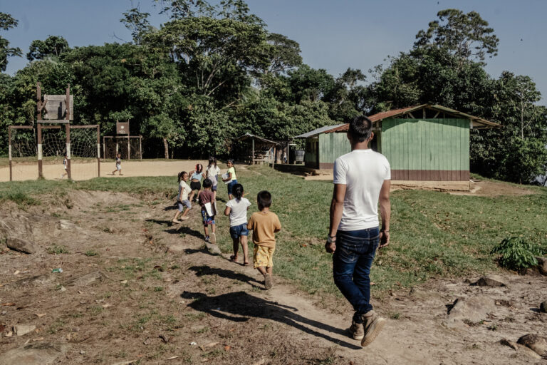 El resguardo Curare Los Ingleses se esfuerza para que desde la escuela se enseñe a los niños, con actividades pedagógicas de campo, cómo es su territorio y las actividades de conservación que se realizan.