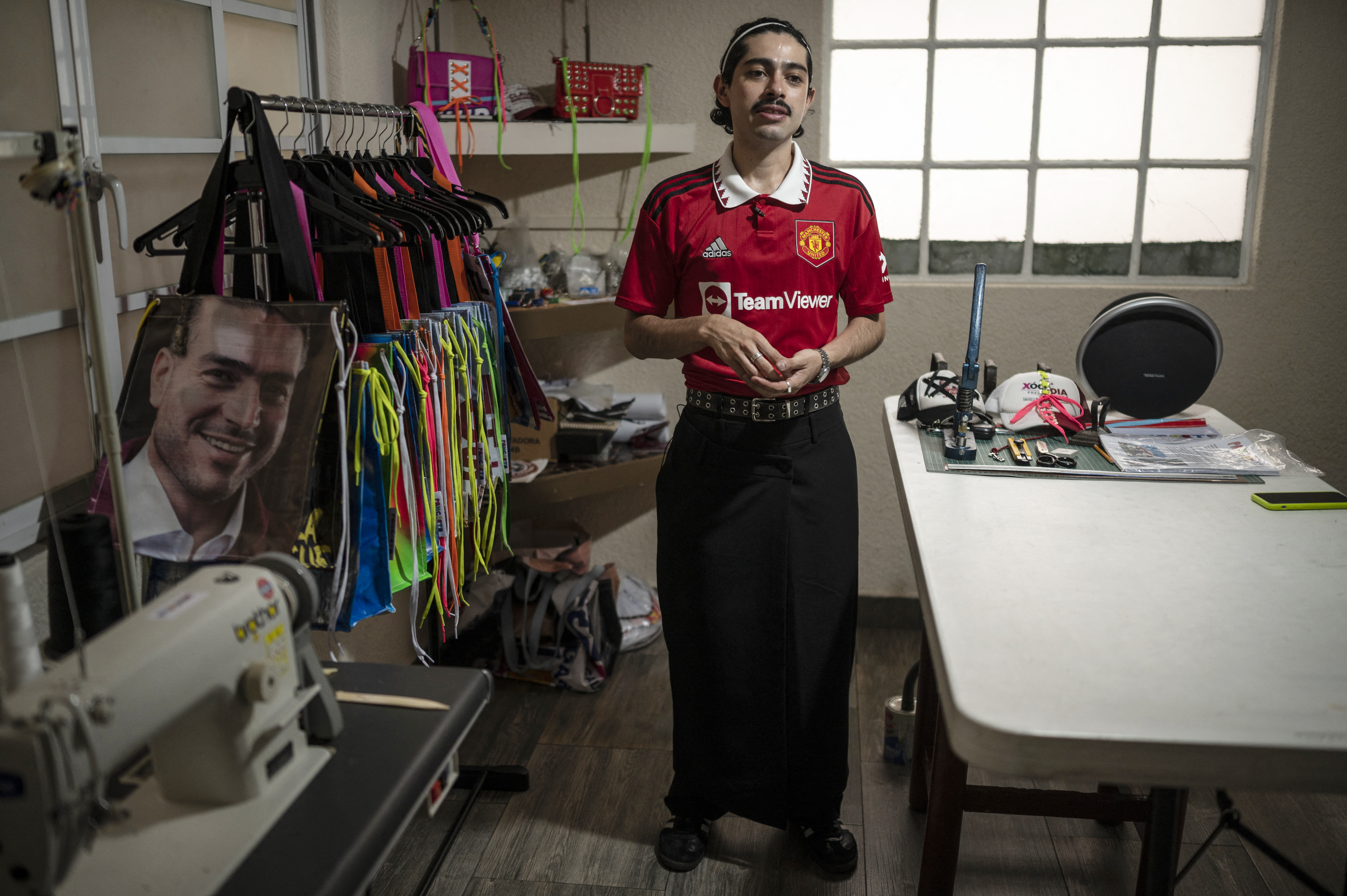 Moda electoral: diseñador recicla basura que dejó la campaña mexicana