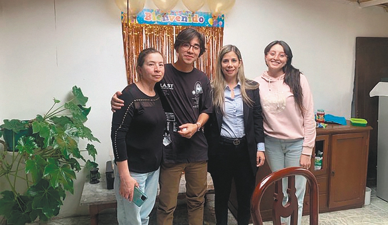Santiago Márquez, durante la bienvenida que le hicieron en su casa.