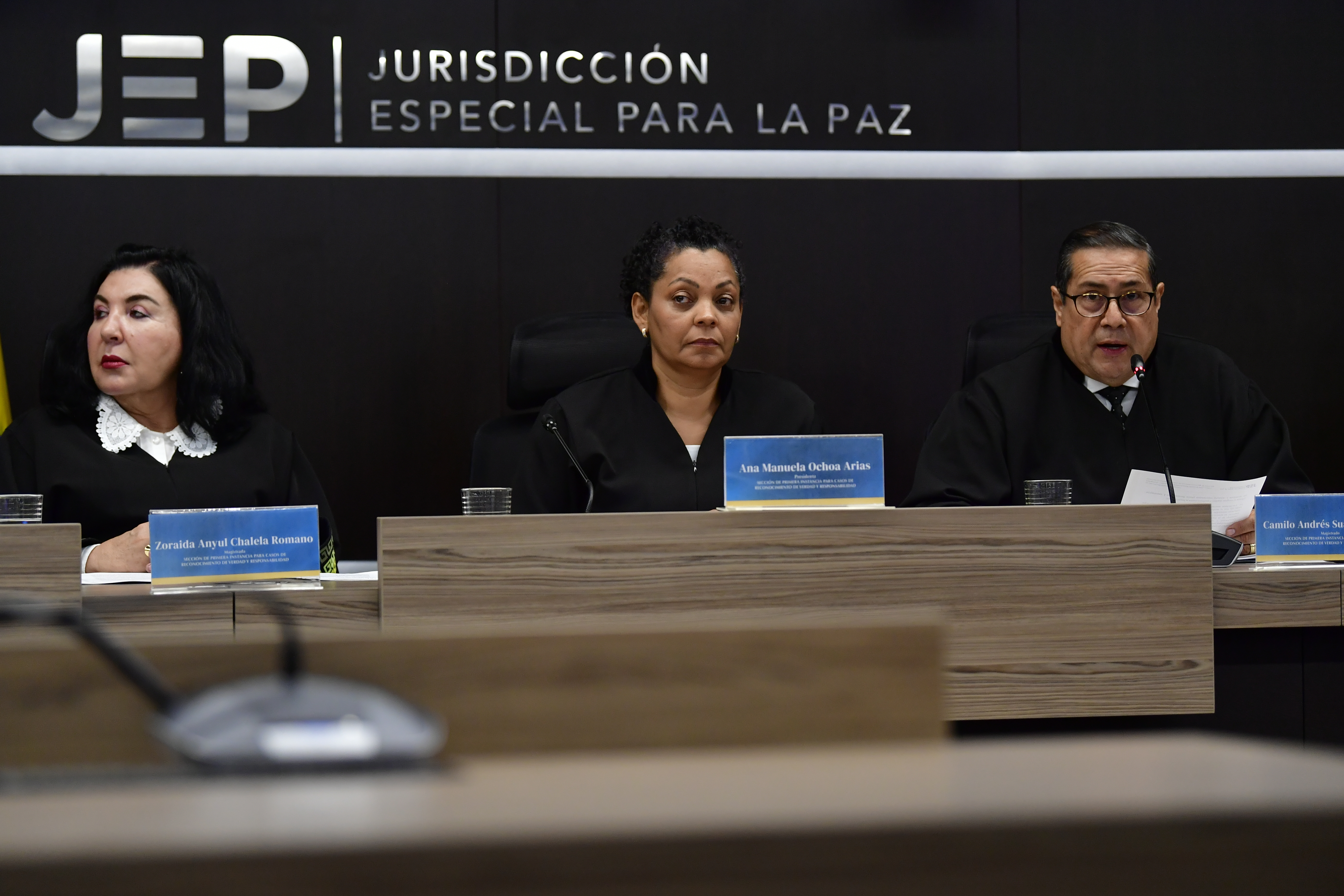 Zoraida Anyul Chalela Romano; Ana Manuela Ochoa Arias y Camilo Andrés Suárez Aldana, magistrados de la Jurisdicción Especial para la Paz (JEP), durante la emisión de la primera sentencia condenatoria por el caso 01 (secuestros), contra la última línea del Secretariado de la antigua guerrilla de las Farc (izq-der).