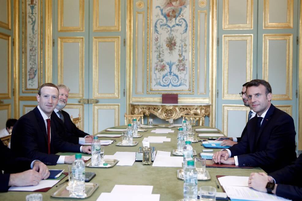 Macron y Zuckerberg discutieron sobre regulación de redes sociales en París