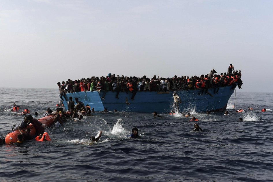 Al menos 28 migrantes murieron en un barco repleto que recorría el Mediterráneo