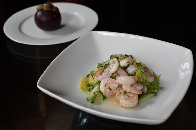 Cómo preparar una ensaladita de camarones con mangostino, hierbabuena y pepino