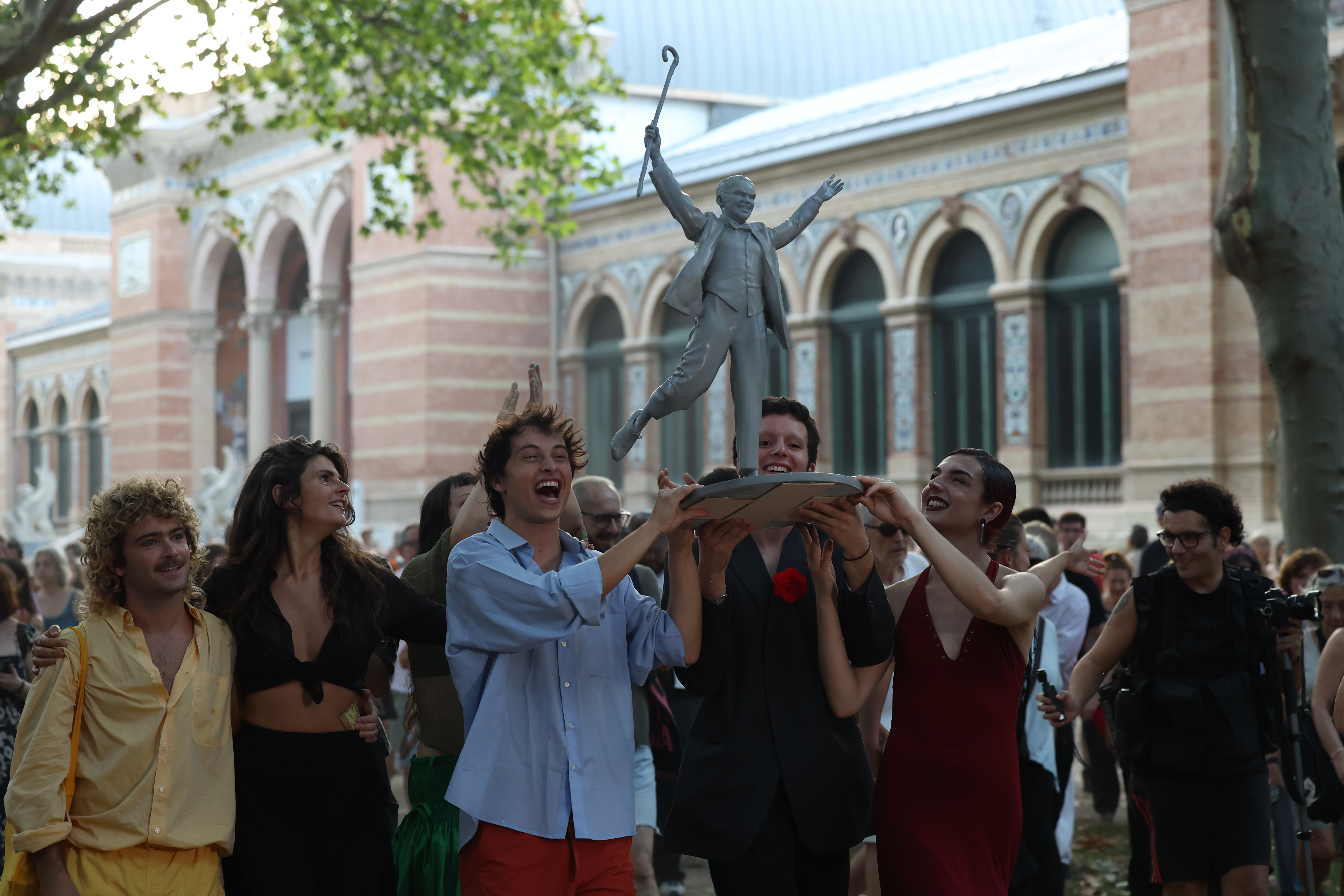 ‘Sacan en procesión’ escultura de Lorca por Madrid en el 90 aniversario de su fusilamiento