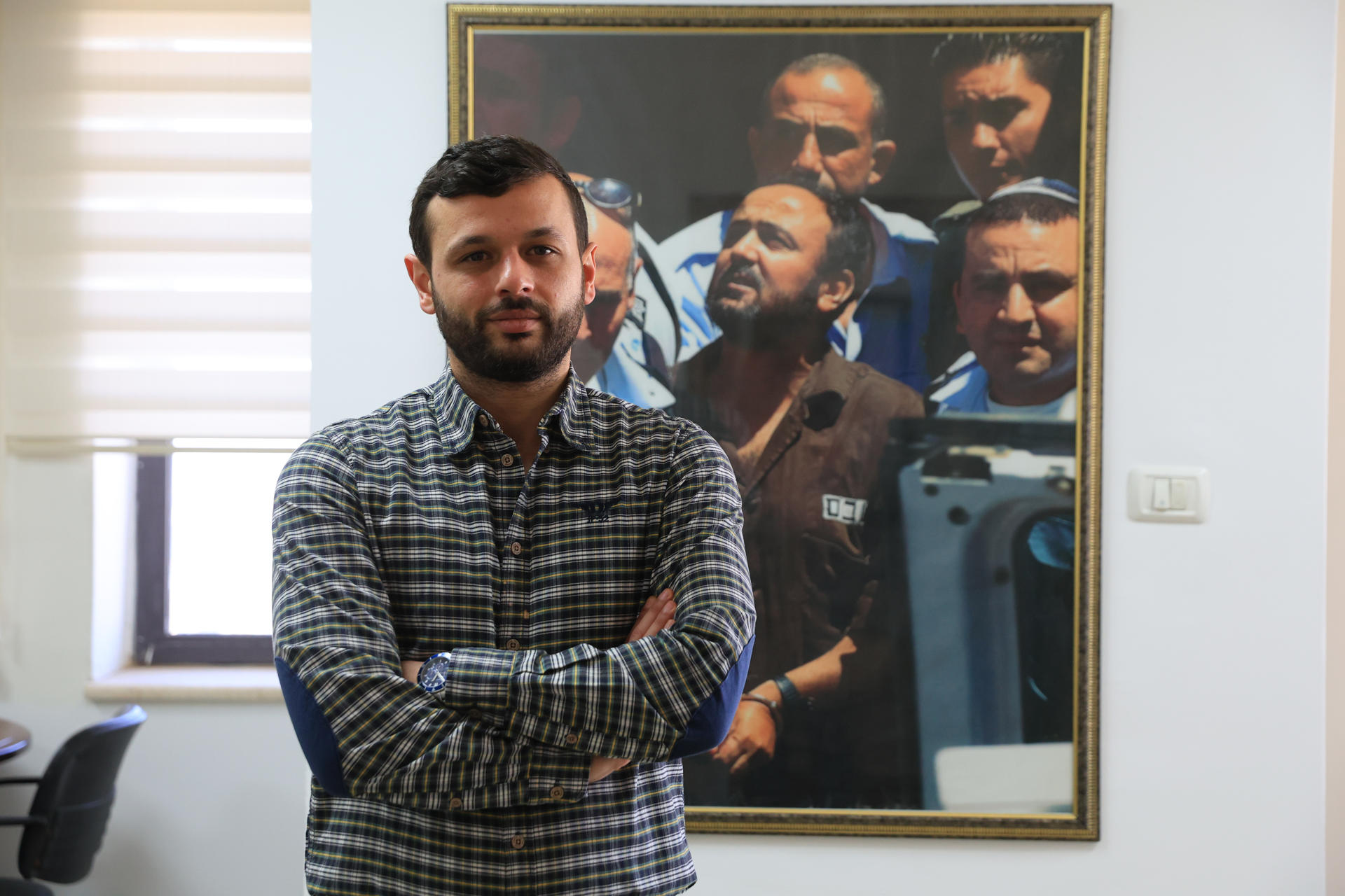 RAMALA (CISJORDANIA), 28/12/2025.- Arab Barghouti, hijo de Marwan Barghouti, símbolo de la resistencia palestina privado de libertad por Israel desde 2002, considera que el presidente estadounidense, Donald Trump, tiene la llave para que el considerado como el "Mandela palestino" salga de prisión y pueda convertirse en interlocutor hacia la solución de los dos Estados. Barghouti, de 35 años, en una entrevista con EFE.desde la oficina de la campaña 'Free Marwan' ('Liberad a Marwan') en Ramala, capital administrativa de la Autoridad Palestina, expreso que "fue genial escuchar al presidente Trump decir que se lo está pensando. Es la forma. Espero que lo haga convencido porque es la vía de avanzar hacia un futuro mejor para esta tierra, con un líder palestino que de verdad represente al pueblo con credibilidad y legitimidad". EFE/Magda Gibelli
