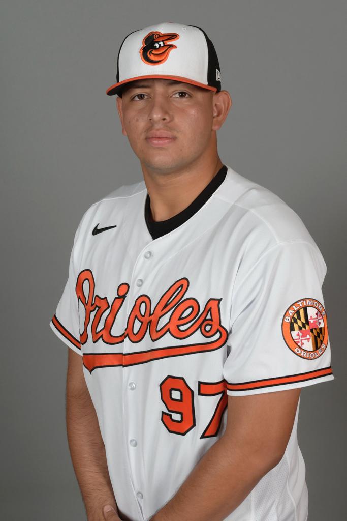 Hugo Beltrán vistiendo el uniforme de los Orioles de Baltimore.