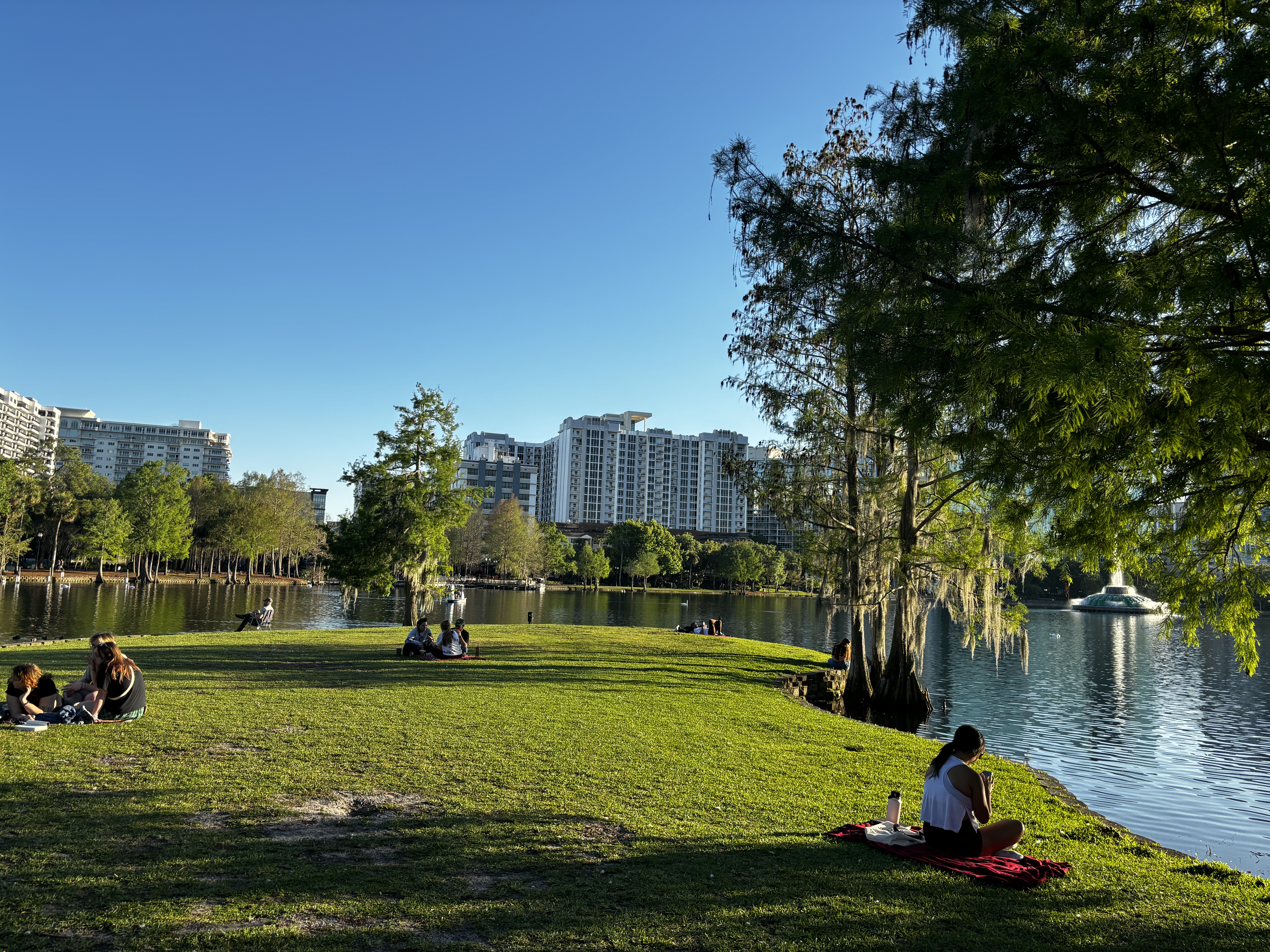 Lake Eola Park se ubica en el corazón de Downtown Orlando.