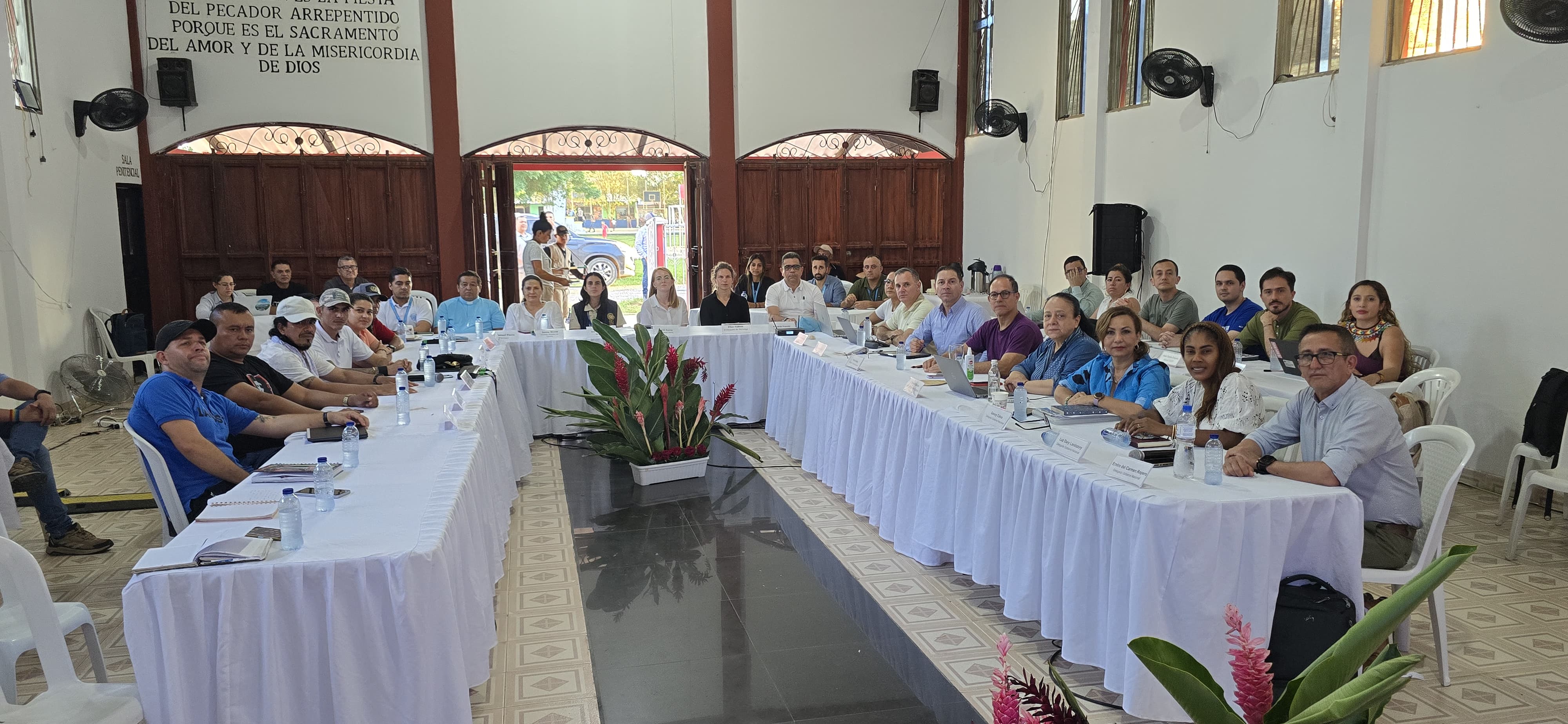 Foto donde se ve a las delegaciones más los acompañantes internacionales. Mendoza es el tercero de izquierda a derecha.