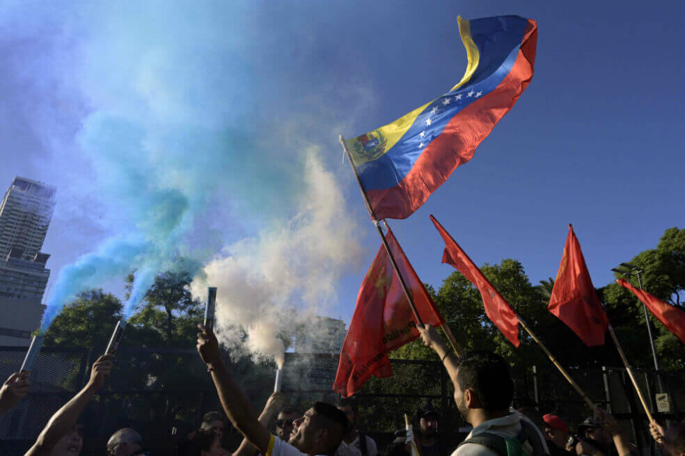 El dirigente oficialista Adán Chávez, hermano del fallecido presidente Hugo Chávez (1999-2013), dijo este martes que el chavismo está dispuesto a "tomar" los fusiles para defender Venezuela ante una invasión. / AFP