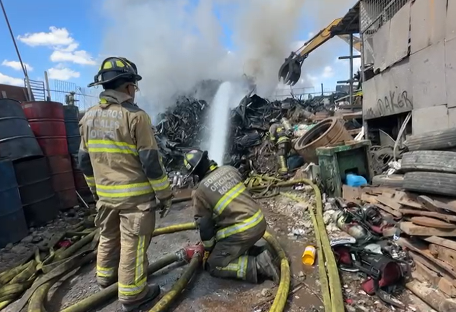 Incendio en fábrica de reciclaje en Bogotá: bomberos logran controlar la conflagración