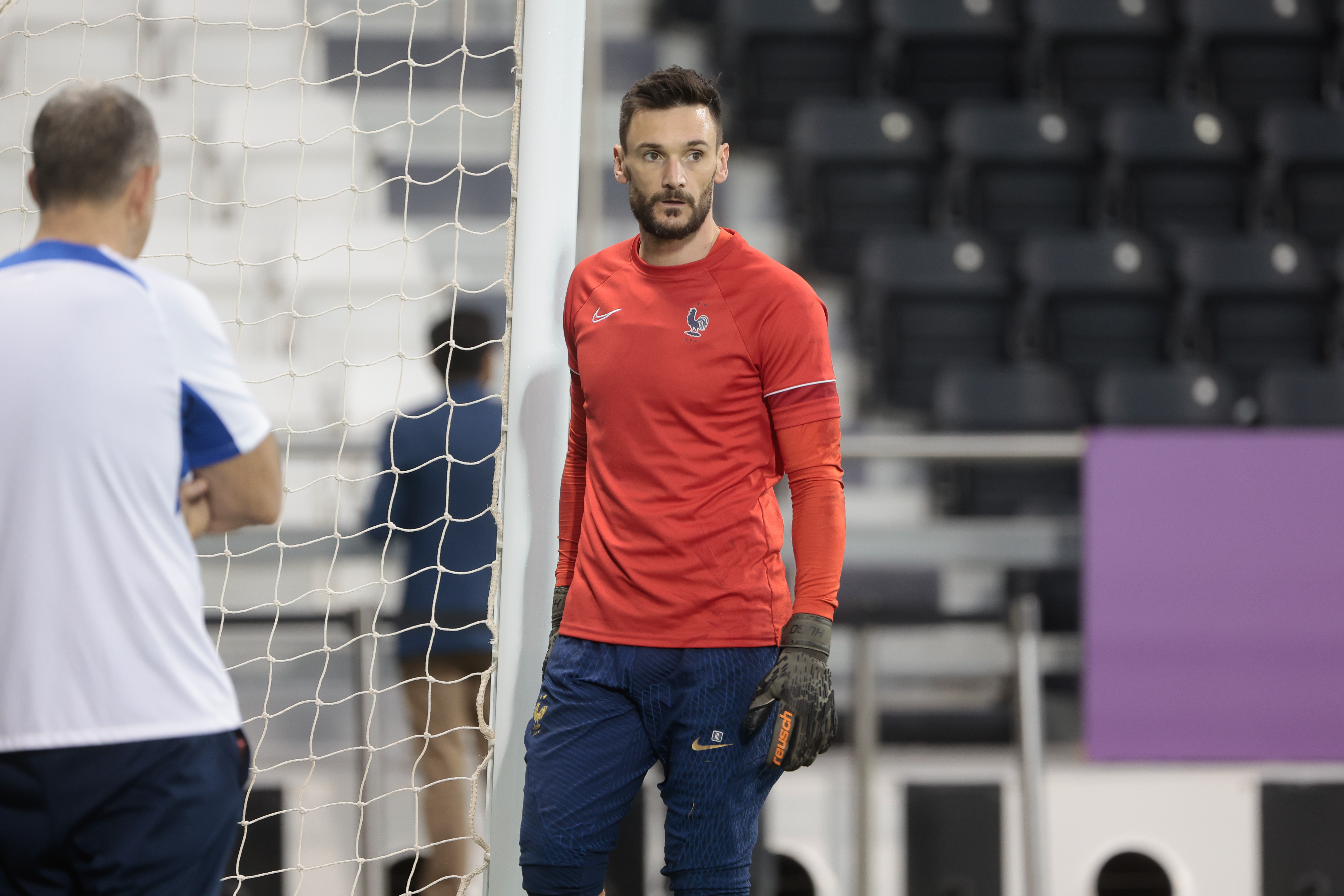 DOHA, 17/12/2022.- El portero de Francia, Hugo Lloris, participa en un entrenamiento de su equipo este sábado en el Virtual Stadium de Doha, Catar. Francia y Argentina disputarán la final del Mundial el domingo. EFE/Juan Ignacio Roncoroni