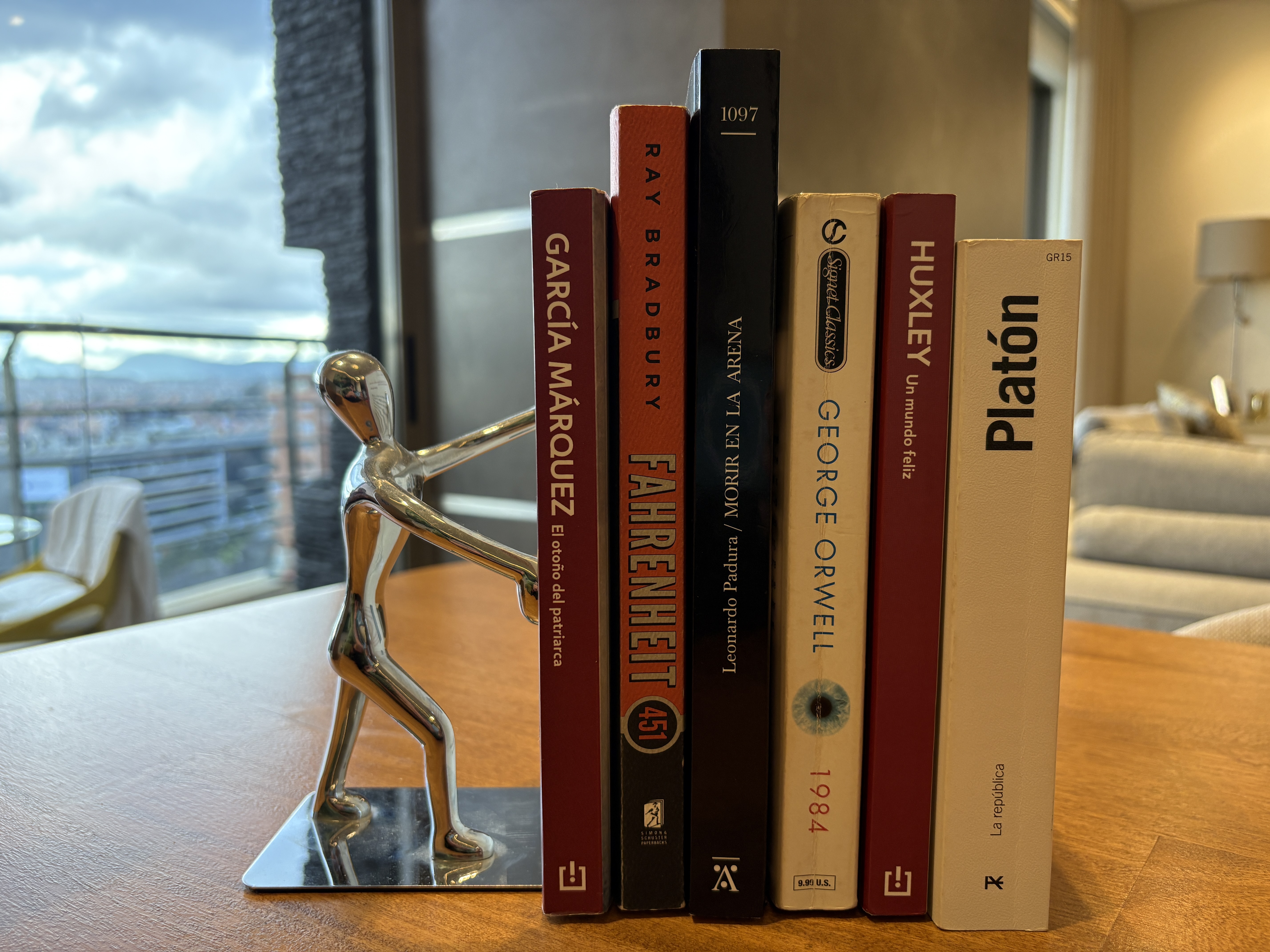 Poder y política en la literatura: introducción (La novela y el mundo)
