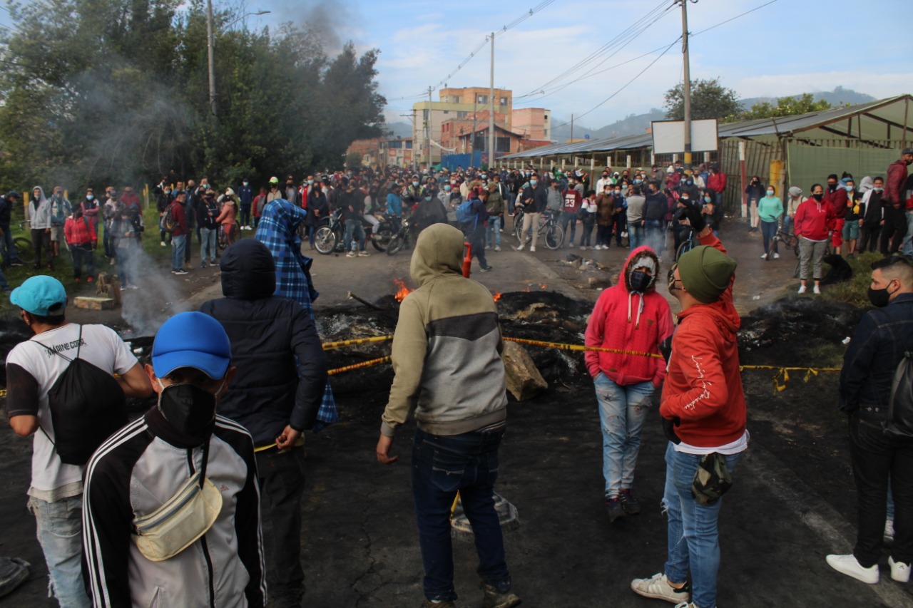 Varias personas protestando sobre la vía
