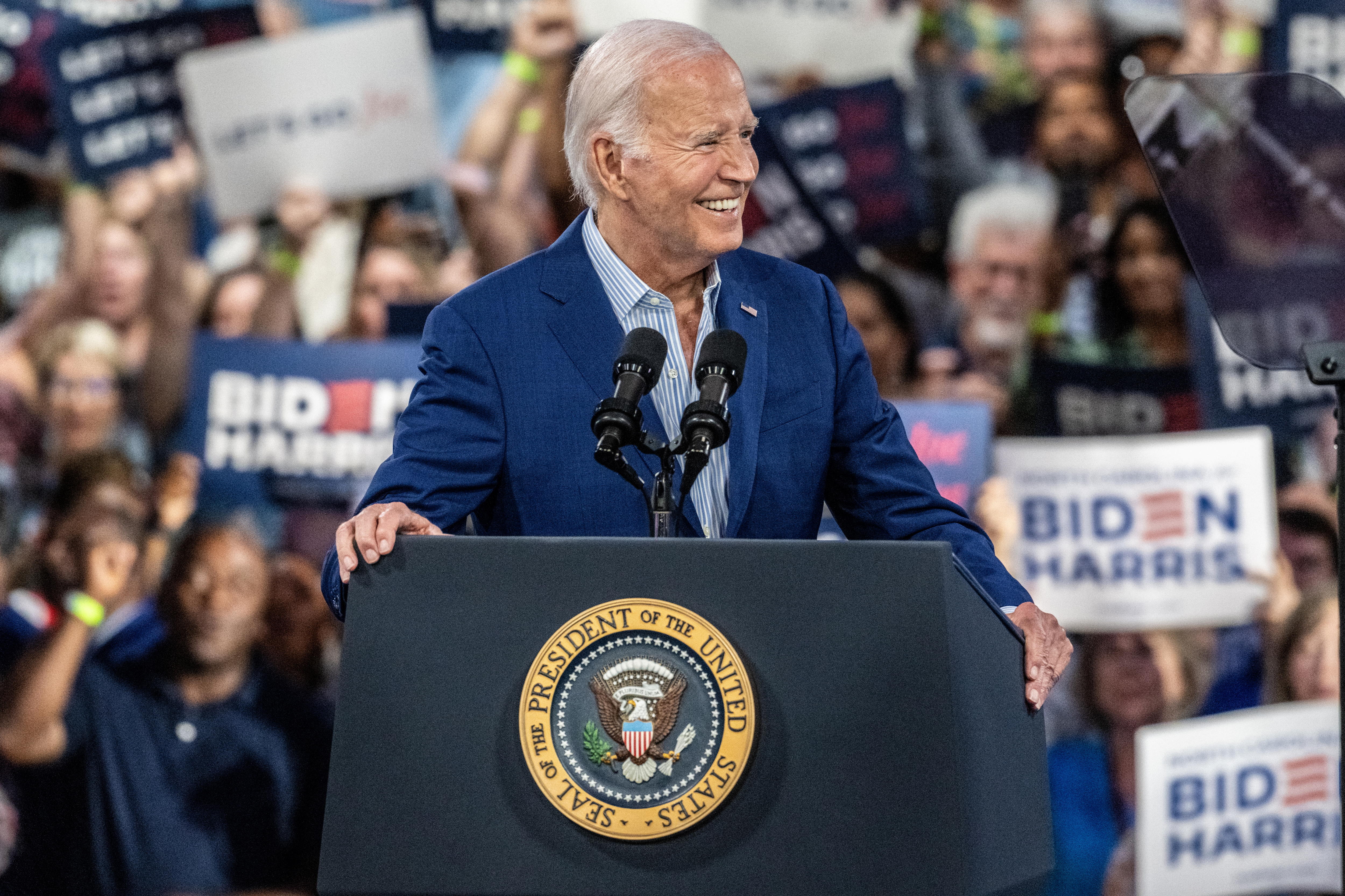 Los demócratas cierran filas en torno a Biden; su familia también le pide que siga