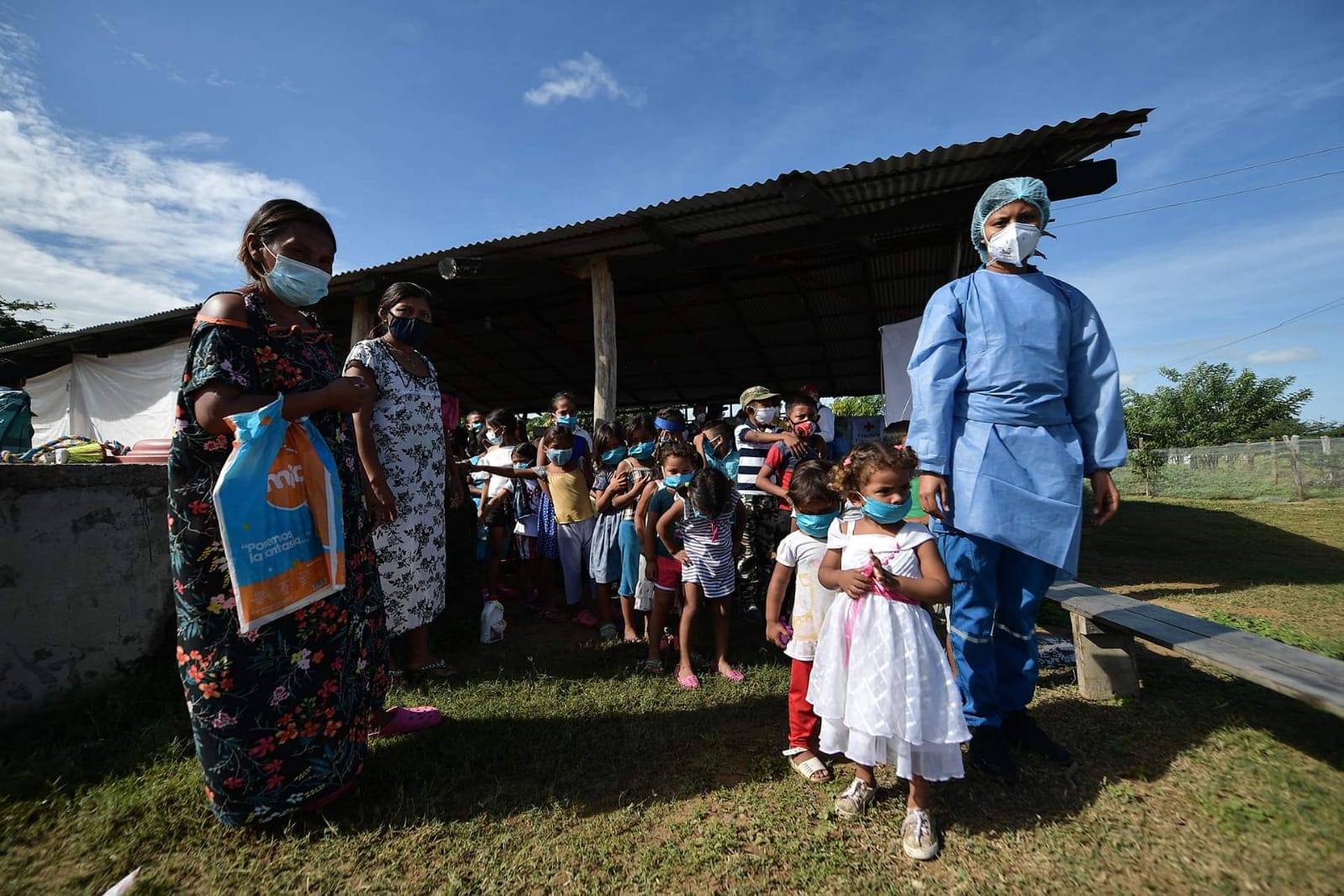 Un grupo de niños haciendo fila