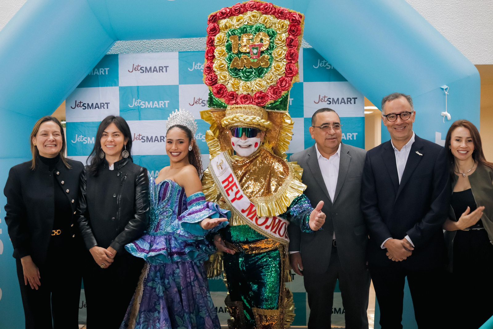 Ángela Garzón, directora del Instituto Distrital de Turismo de Bogotá; María Piedad Bayter, directora de Competitividad de Bogotá-Región; Reina Popular del Carnaval de Barranquilla, Rey Momo del Carnaval de Barranquilla, Luis Martínez, director de la Aeronáutica Civil; Mario García, Country Manager de JetSMART en Colombia; y Carolina Ruiz, gerente comercial de JetSmart en Colombia.