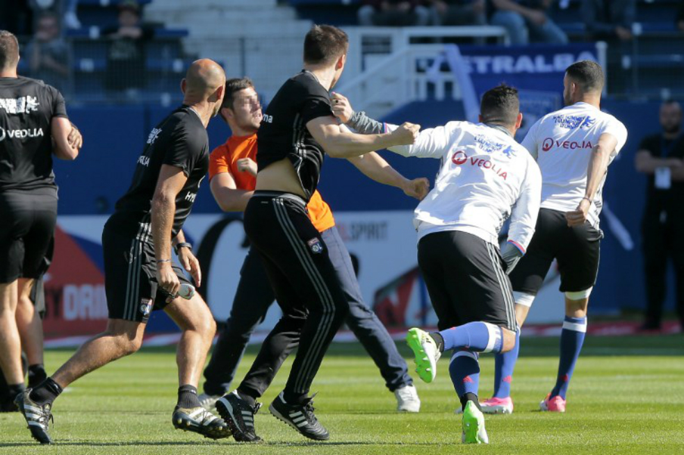 Bastia cierra tribuna desde donde hinchas atacaron a jugadores del Lyon