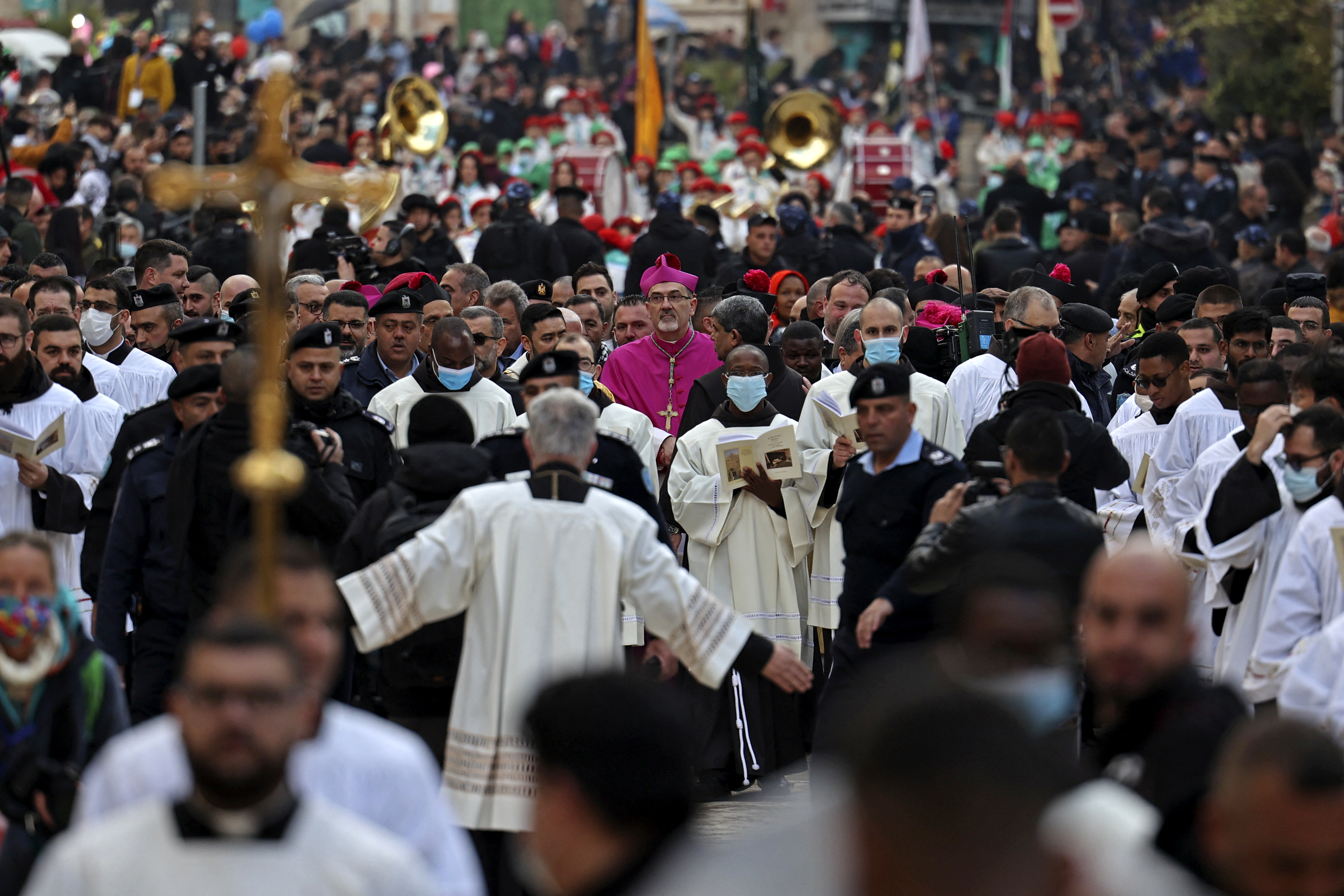 Palestina: Pierbattista Pizzaballa (C), el Patriarca Latino de Jerusalén, llega a la Iglesia de la Natividad para dirigir una misa durante las celebraciones navideñas en Belén, en la Ribera Occidental ocupada por Israel.