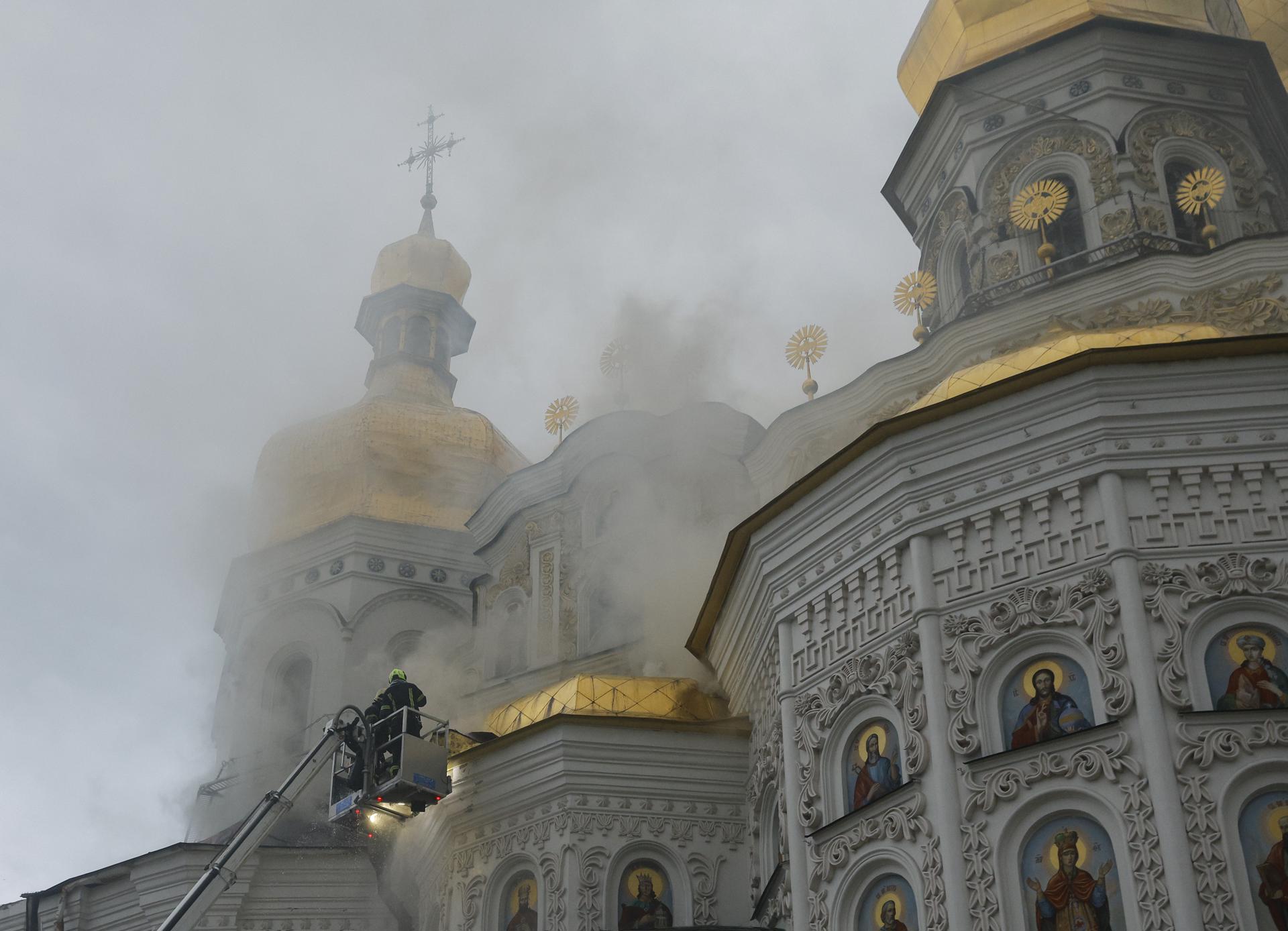 Once muertos y la icónica catedral de Dormición en llamas tras nuevo ataque ruso en Ucrania