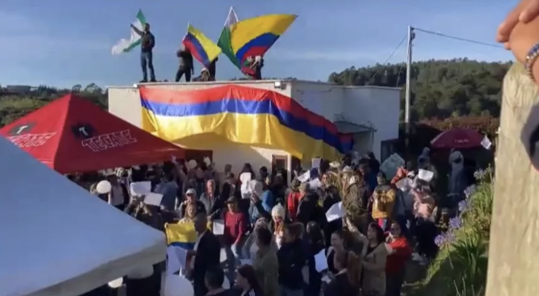 Ciudadanos en Santa Elena, Medellín, protestan para impedir demoliciones