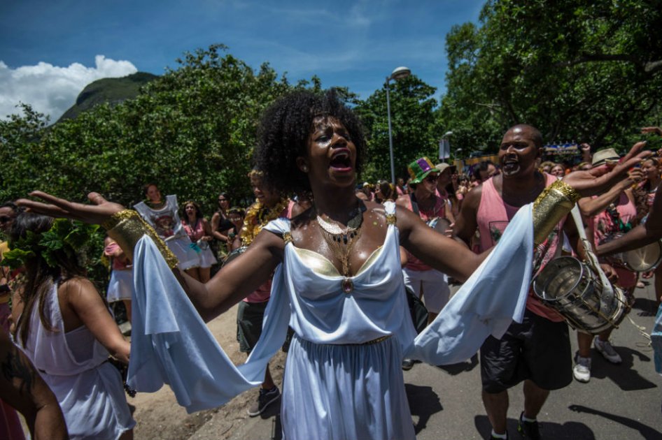 Los dioses olímpicos bailan samba en el carnaval de Rio en Brasil