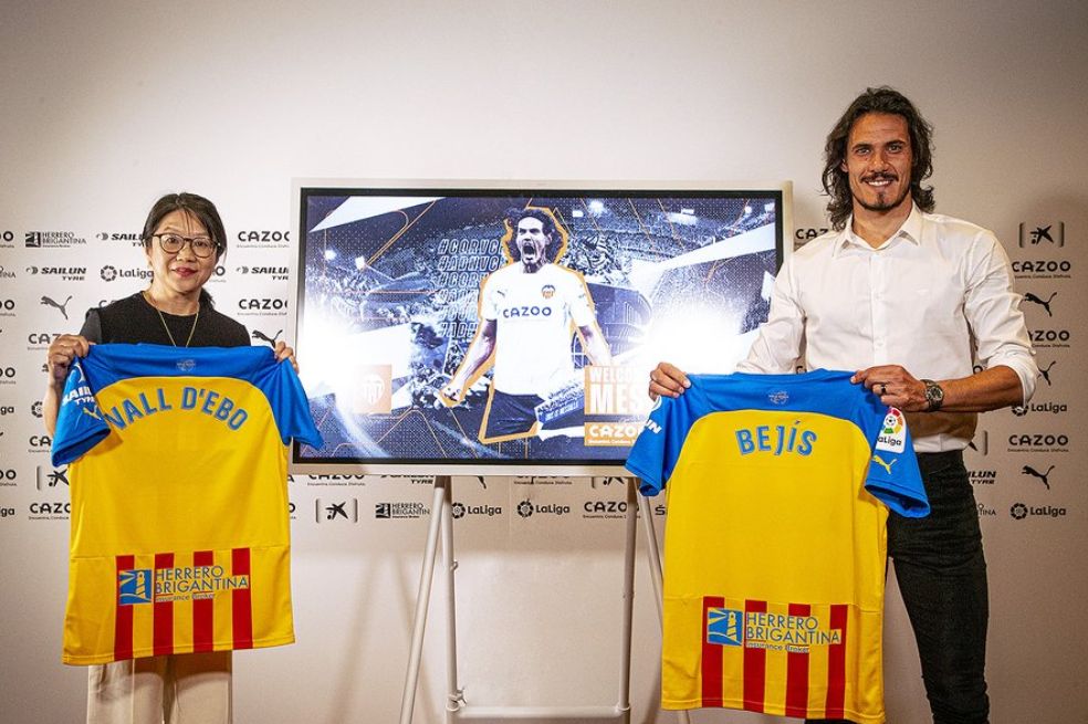 Edison Cavani deja Mánchester y es nuevo jugador de Valencia en España