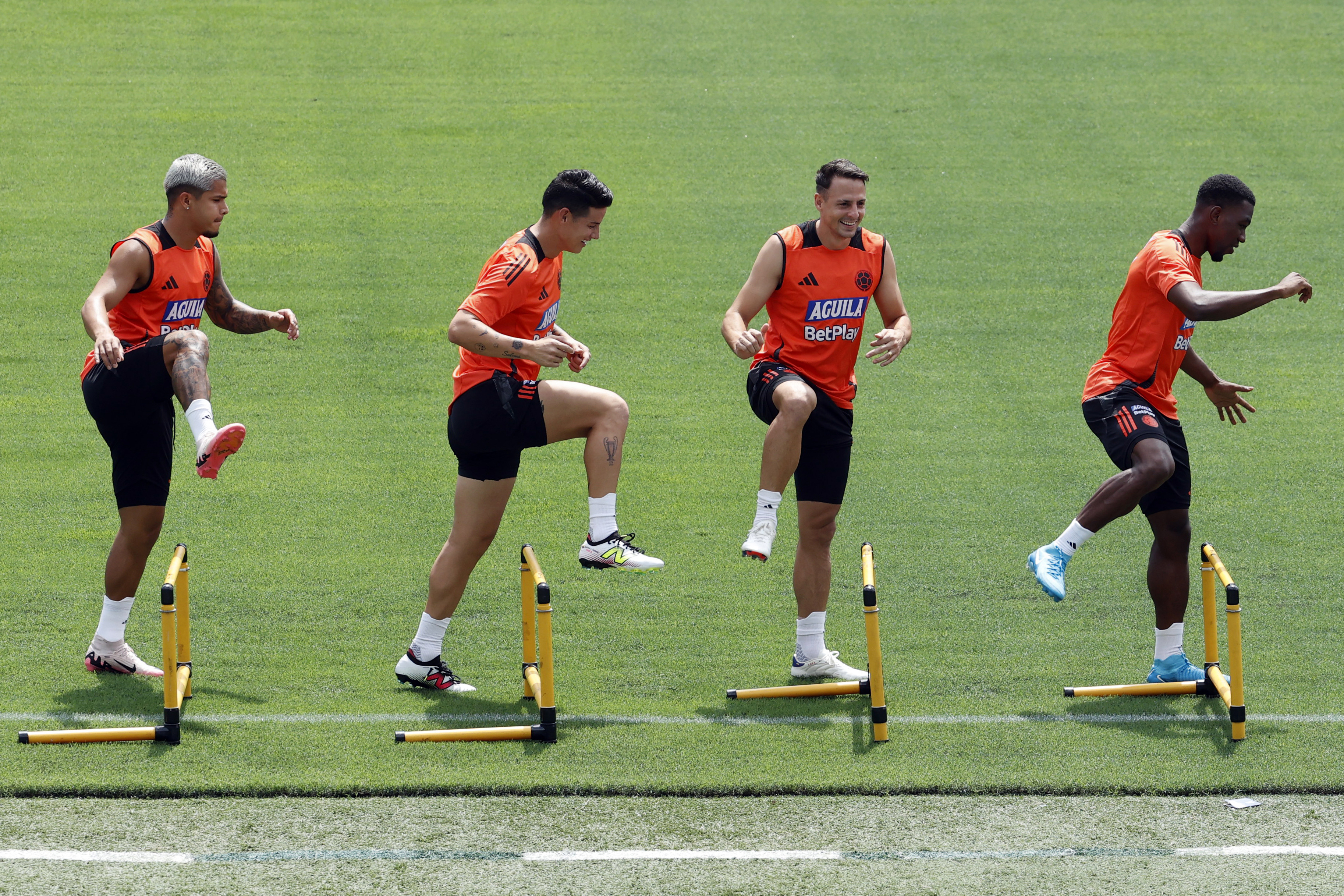 AME7369. BARRANQUILLA (COLOMBIA), 09/09/2024.- Juan Camilo Hernández (i), James Rodríguez (2-i), Santiago Arias (2-d) y Carlos Cuesta (d) de la selección nacional de fútbol de Colombia participan en un entrenamiento este lunes, en el estadio Metropolitano Roberto Meléndez, en Barranquilla (Colombia). Colombia se prepara para enfrentar a Argentina este martes en Barranquilla, por la eliminatorias sudamericanas al Mundial de 2026. EFE/ Mauricio Dueñas Castañeda