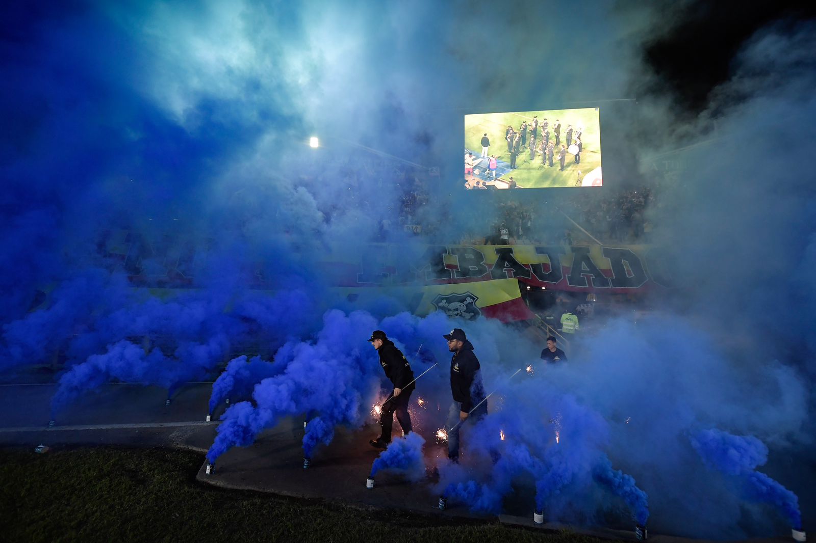 En la previa del partido entre Millonarios y Nacional hubo bengalas azules en El Campín.