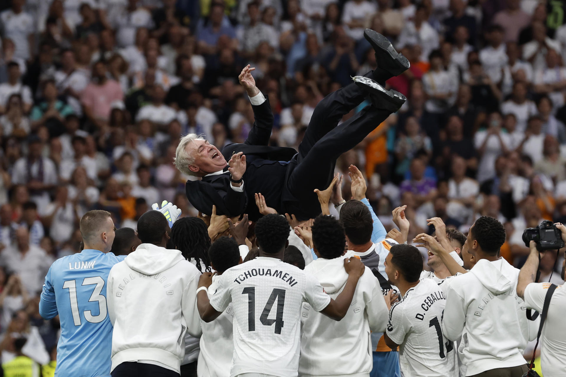 MADRID, 24/05/2025.- El entrenador del Real Madrid, Carlo Ancelotti, es homenajeado tras su último partido en el Santiago Bernabéu al término del partido de la jornada 38 de LaLiga EA Sports entre Real Madrid y Real Sociedad celebrado este sábado en el estadio Santiago Bernabéu de Madrid. EFE/ J.J.Guillén
