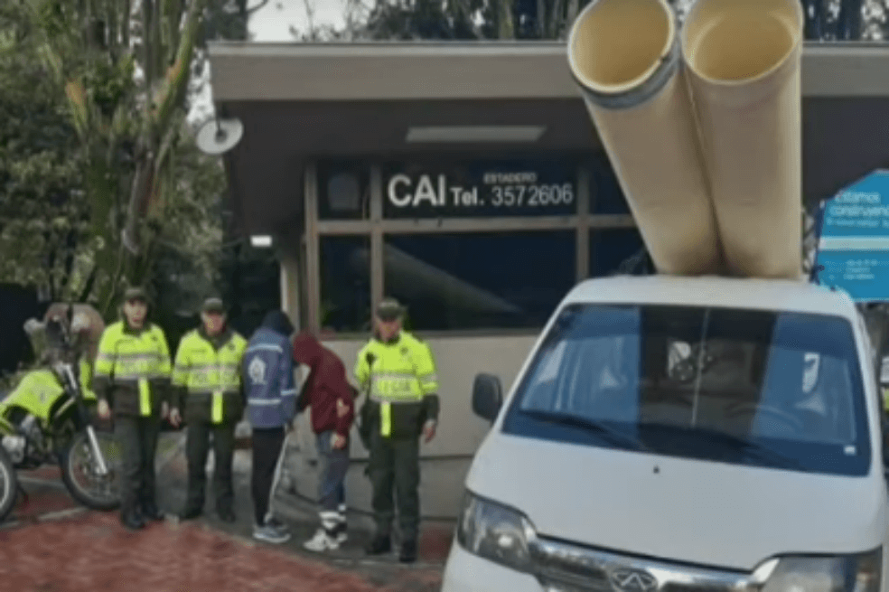 Capturan a hombres que se hicieron pasar por funcionarios del Acueducto para robar tubos