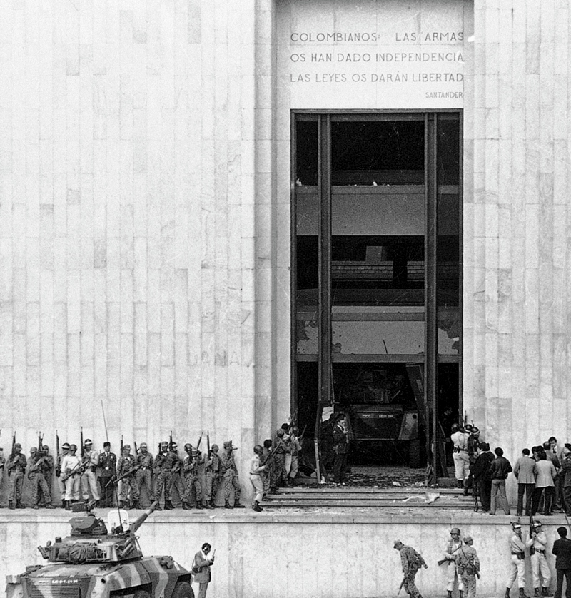 Foto de archivo que muestra la toma del Palacio de Justicia.