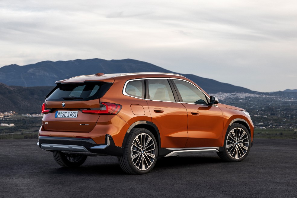 El Driving Assistant de la nueva BMW X1 incluye el aviso de cambio de carril, aviso de tráfico transversal posterior con intervención en el freno, aviso de salida y prevención de colisión por alcance.