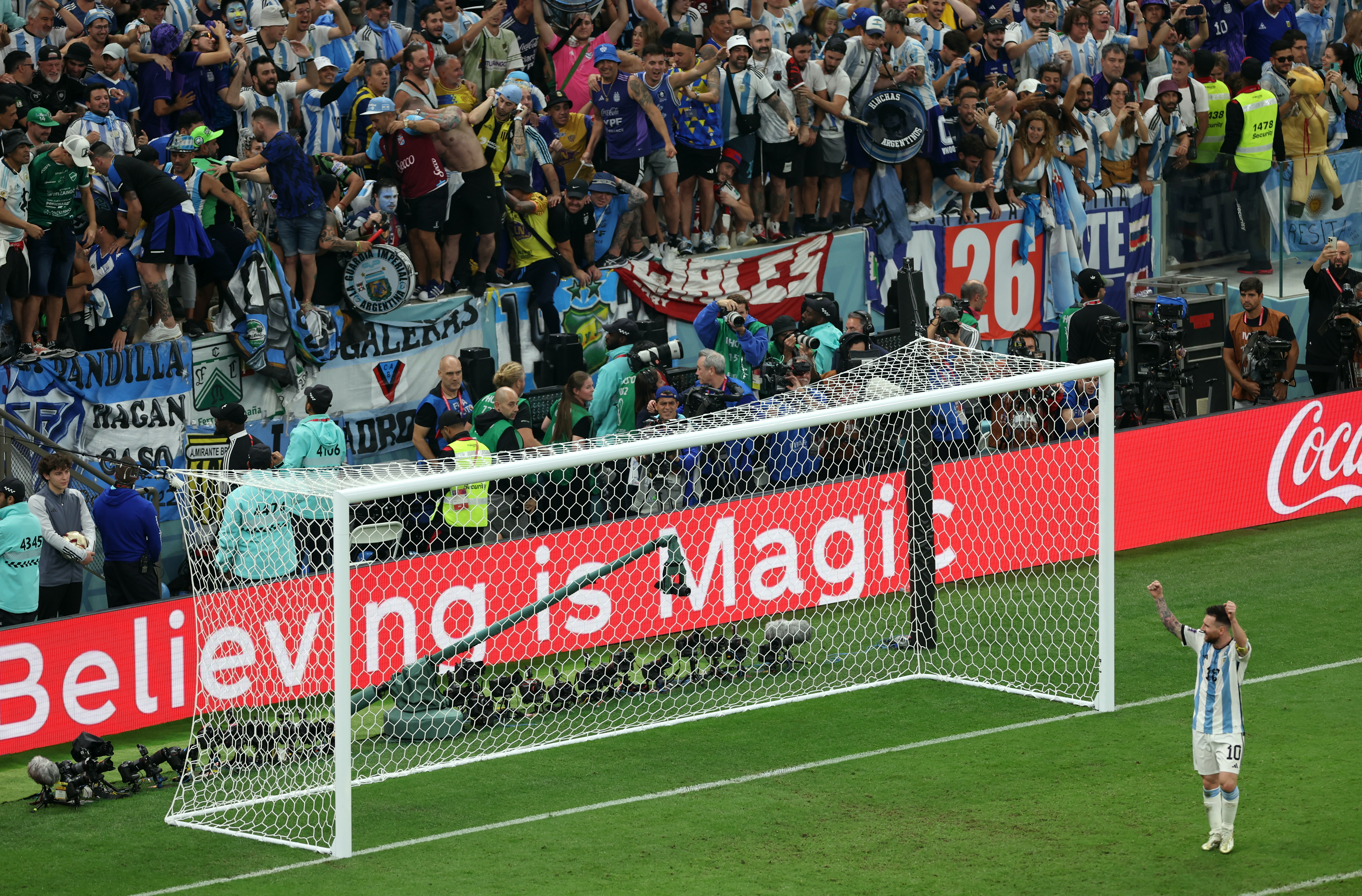 Lusail (Qatar), 13/12/2022.- Lionel Messi of Argentina celebrates with fans after the 3-0 during the FIFA World Cup 2022 semi final between Argentina and Croatia at Lusail Stadium in Lusail, Qatar, 13 December 2022. (Mundial de Fútbol, Croacia, Estados Unidos, Catar) EFE/EPA/Tolga Bozoglu