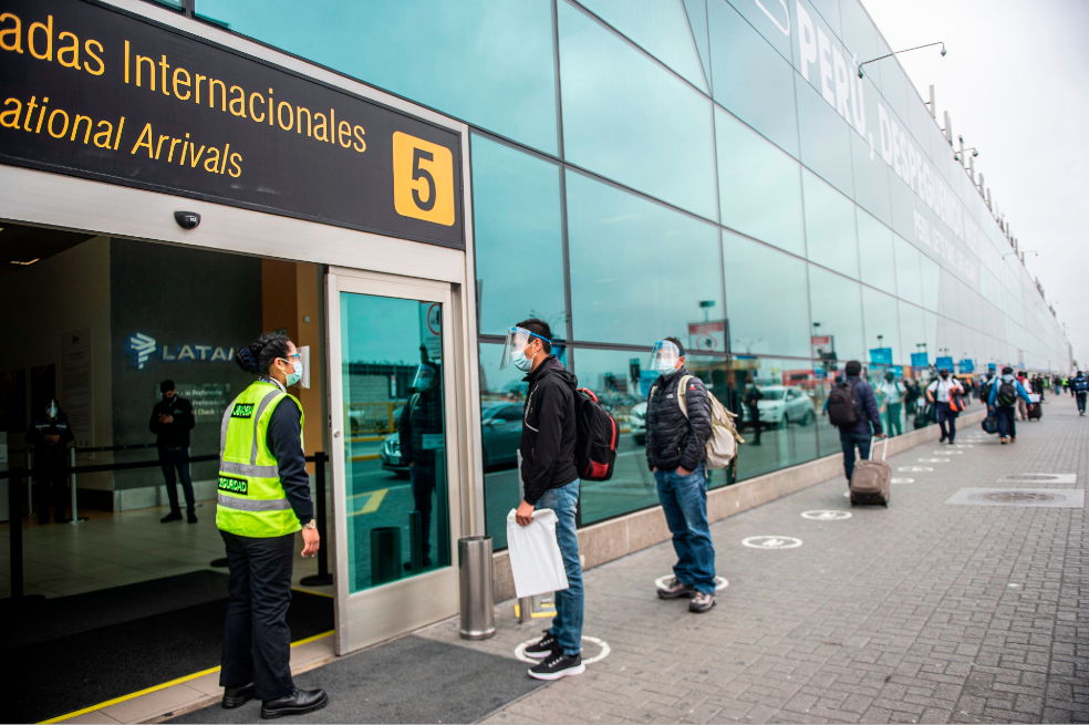 Tras casi siete meses de cierre de fronteras aterriza en Lima el primer vuelo internacional