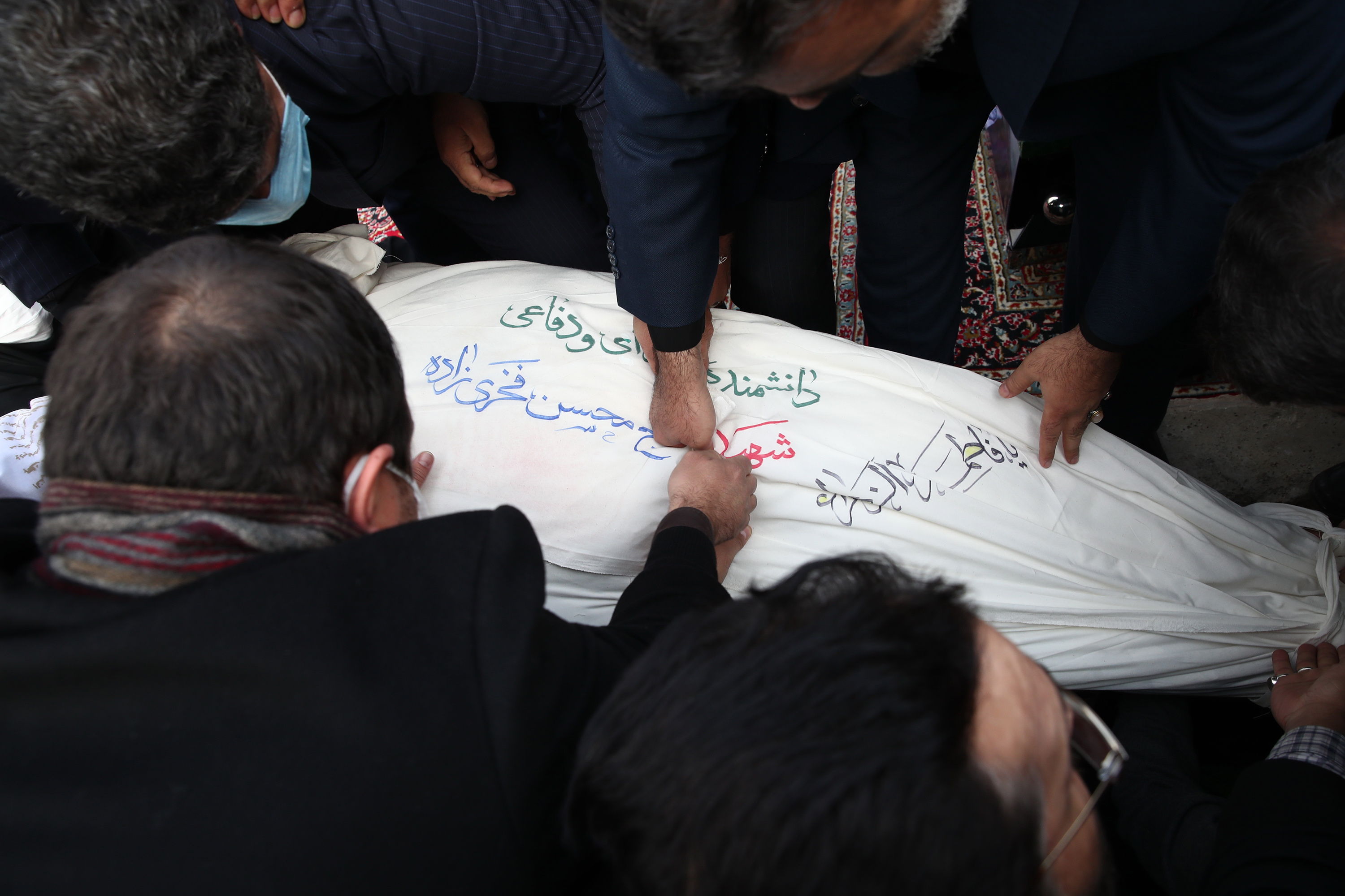Irán asegura que científico nuclear fue asesinado con ametralladora