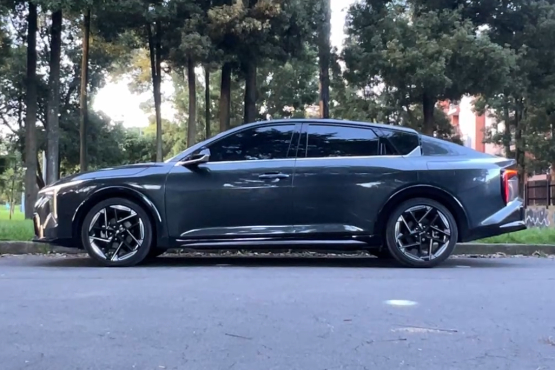 Kia K4 tiene 4.710 mm de largo, 1.865 de ancho y una altura de 1.435.