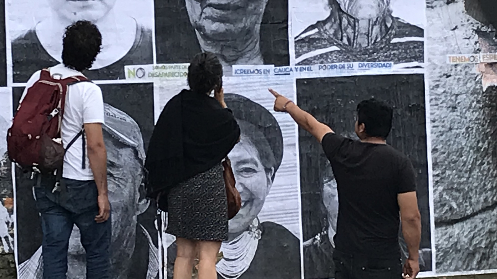 "¿Están muertos o desaparecidos?", se preguntaban quienes se acercaban al muro con los retratos, en la crónica fotográfica "El poder de la identidad híbrida" en Popayán.
