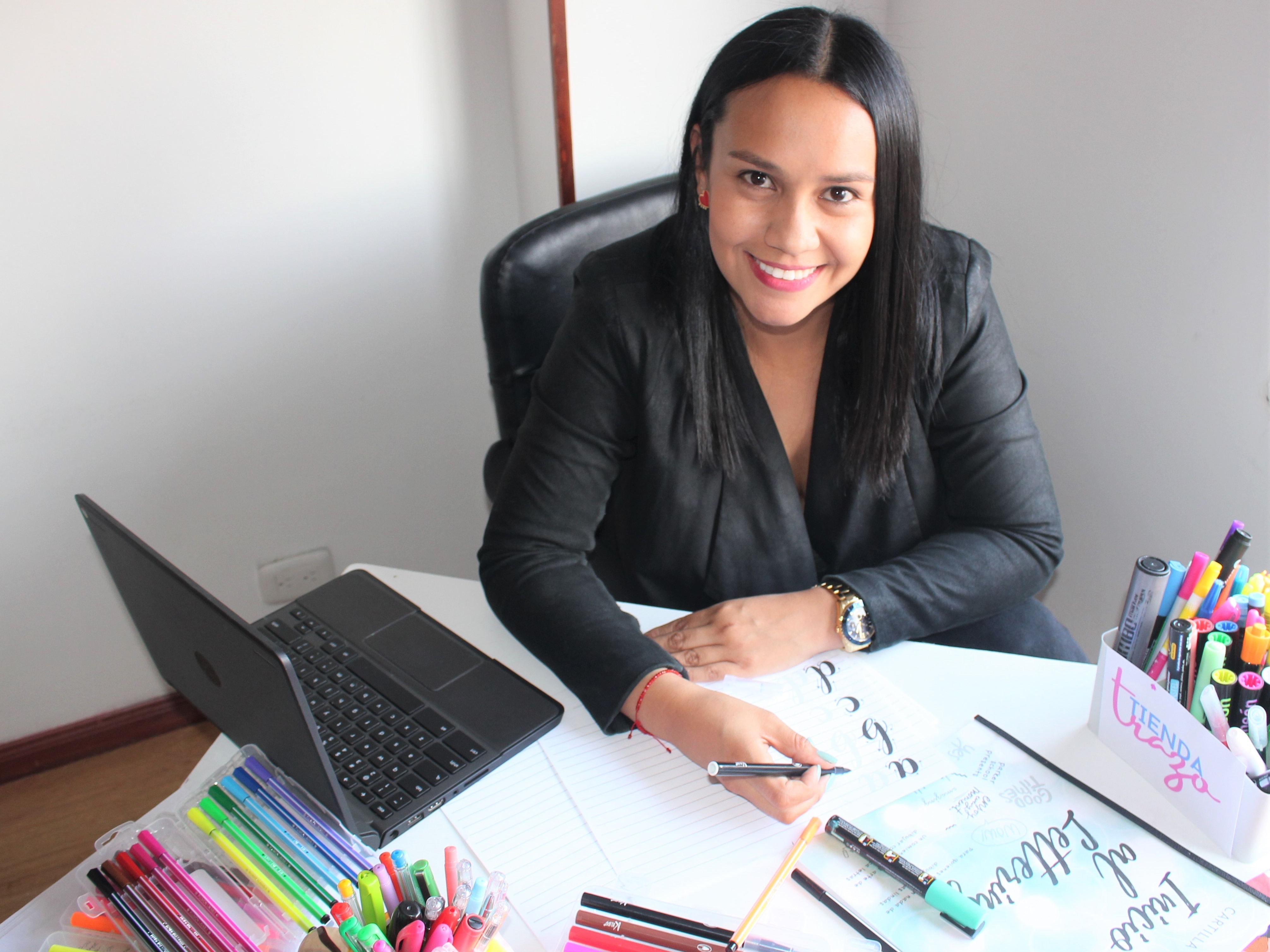 Una mujer que creó su emprendimiento de ‘lettering’ y lo está democratizando