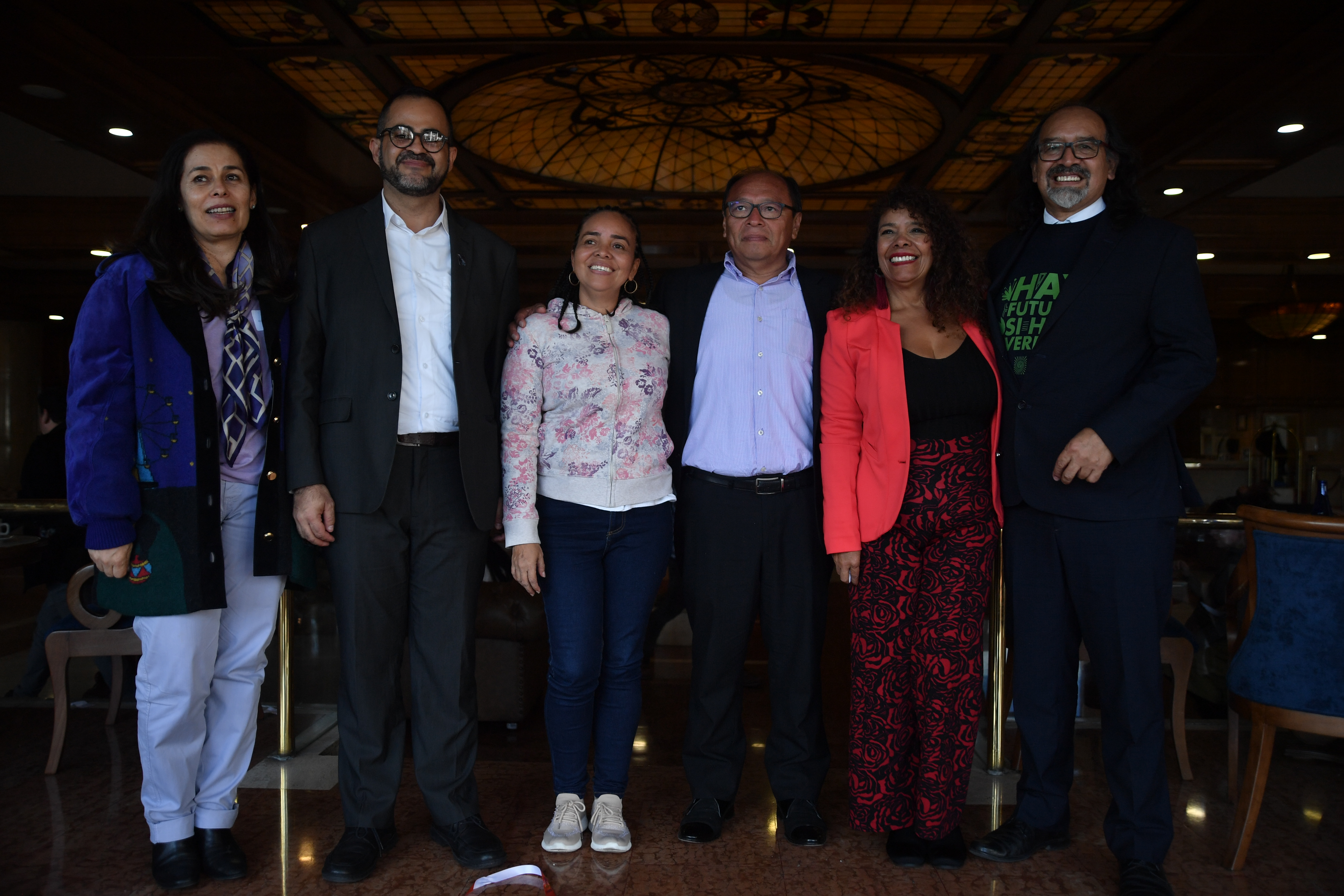 Integrantes de este comité: Dorys Ardila, docente investigadora; Wilson Castañeda, director de la corporación Caribe Afirmativo; Julia Cogollo, lideresa afro del Caribe; Armando Valbuena, líder indígena wayúu, exdirector de la ONIC; Marina Gallego, Fundadora y coordinadora de la Ruta Pacífica de Mujeres y Marco Romero, director de la Consultoría para los Derechos Humanos y el Desplazamiento (Codhes) (izq-der).