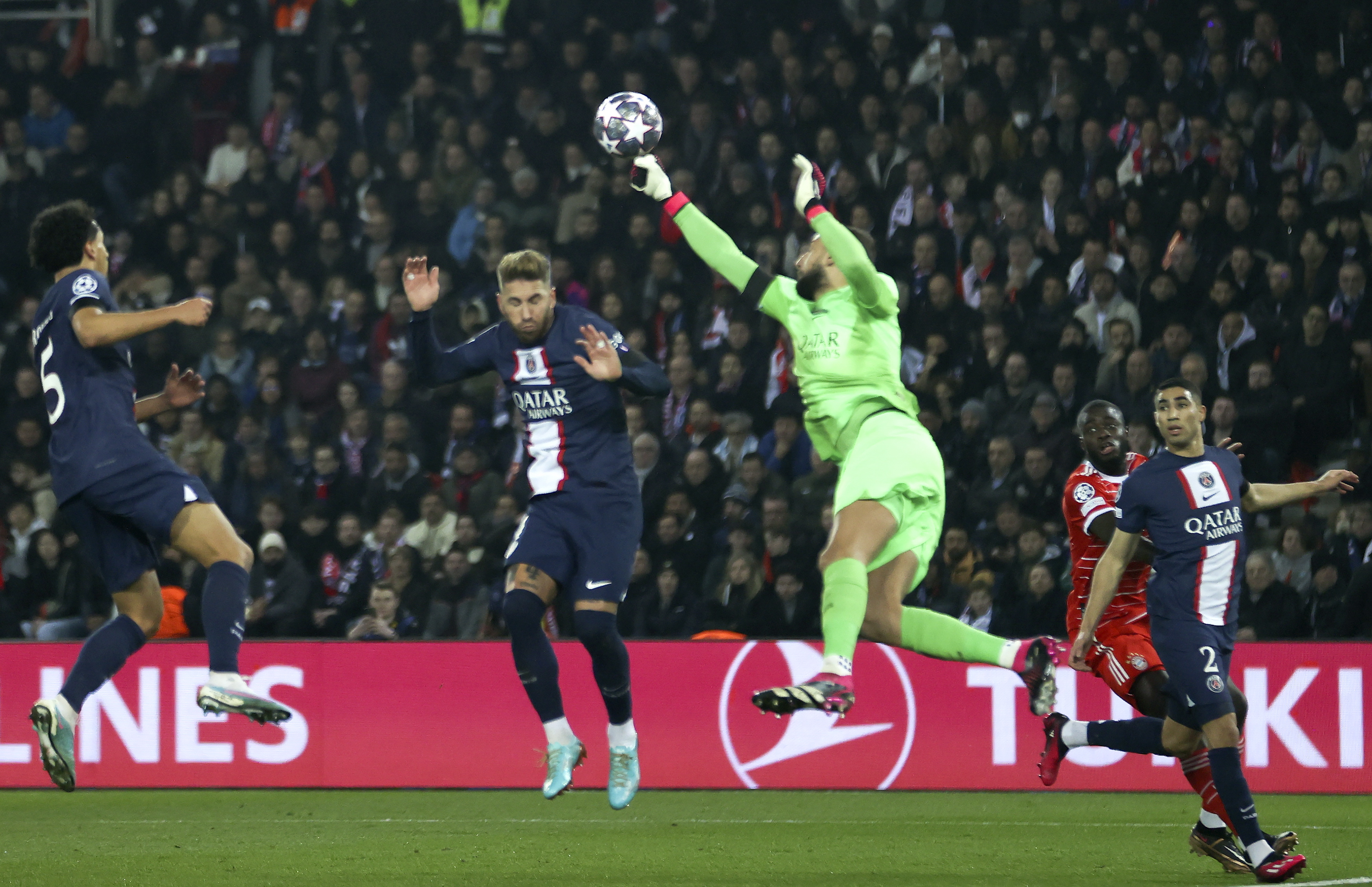 Paris (France), 14/02/2023.- Goalkepeer Gianluigi Donnarumma (C) of PSG in action during the UEFA Champions League Round of 16, 1st leg match between Paris Saint-Germain and Bayern Munich in Paris, France, 14 February 2023. (Liga de Campeones, Francia) EFE/EPA/MOHAMMED BADRA