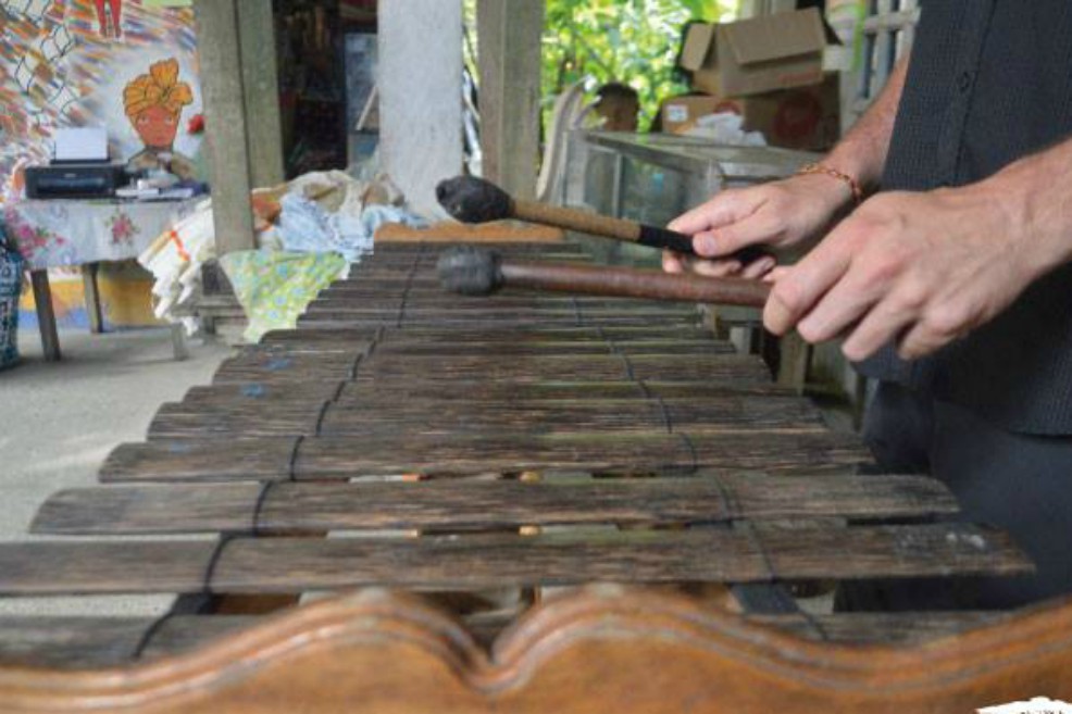 El precio de una marimba es de $720.000 COP / $245 USD.