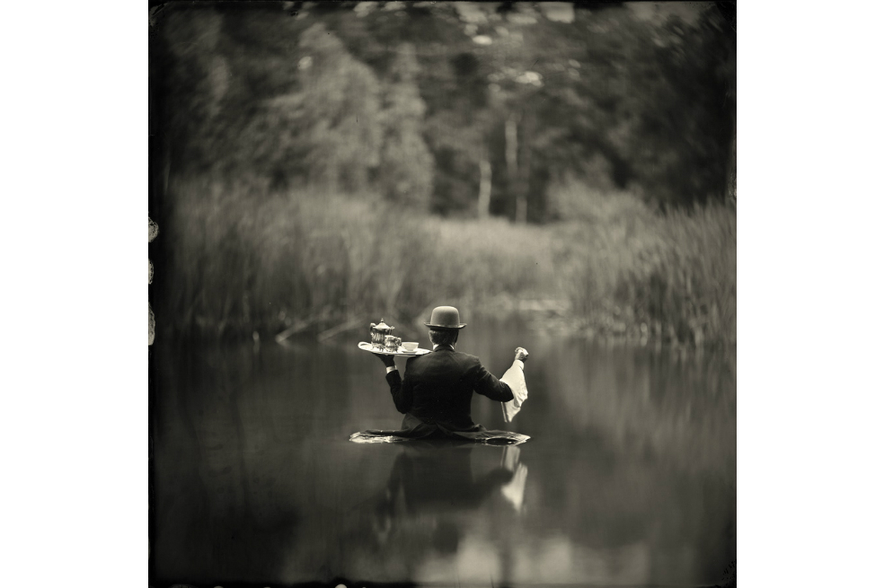 Tea time, Storytelling. 2013. Ambrotipo en vidrio negro.