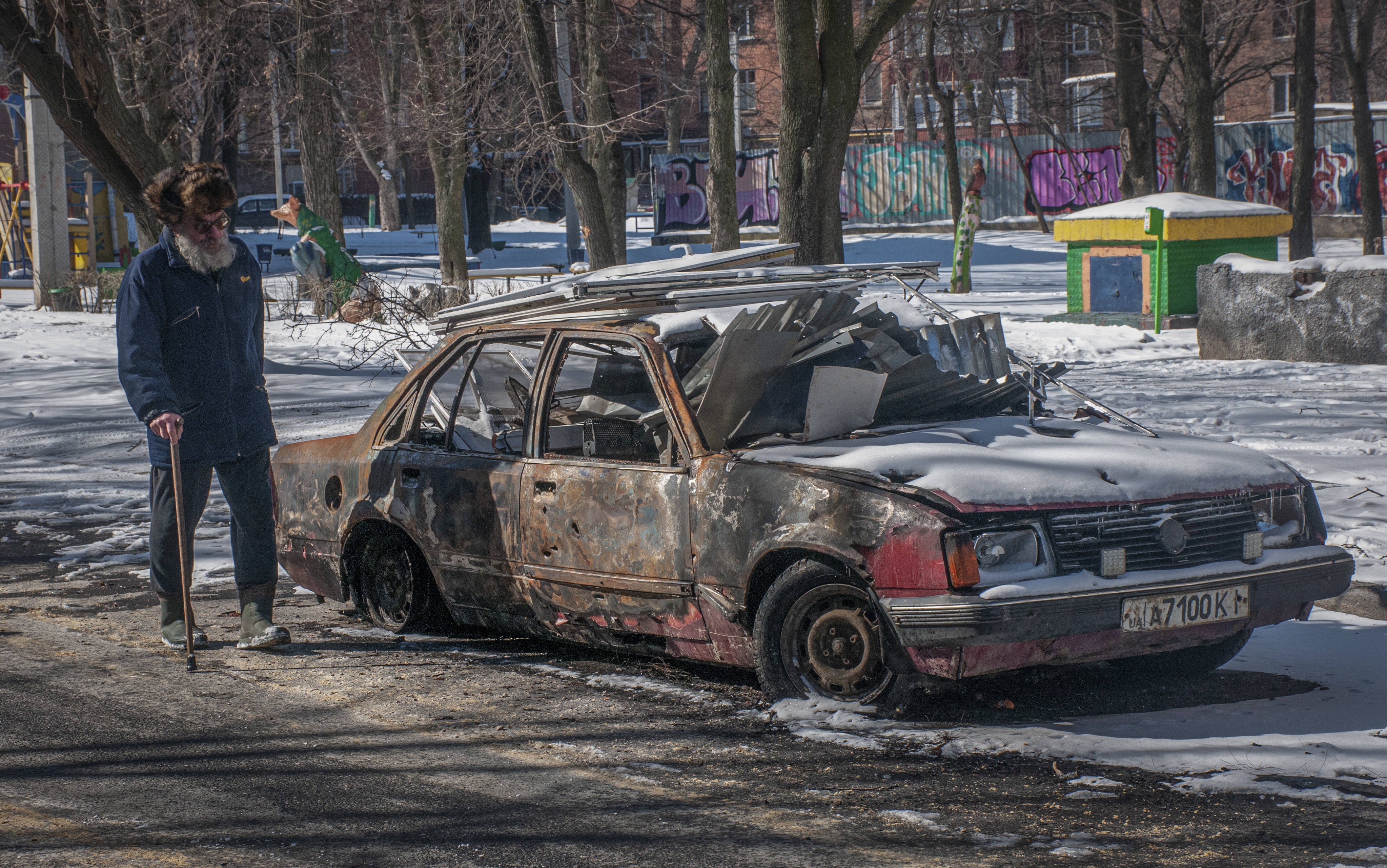 Kharkiv (Ukraine), 12/03/2022.- A man walks near a burned car in downtown of Kharkiv, Ukraine, 12 March 2022. Russian troops entered Ukraine on 24 February prompting the country's president to declare martial law and triggering a series of announcements by Western countries to impose severe economic sanctions on Russia. (Rusia, Ucrania) EFE/EPA/VASILIY ZHLOBSKY