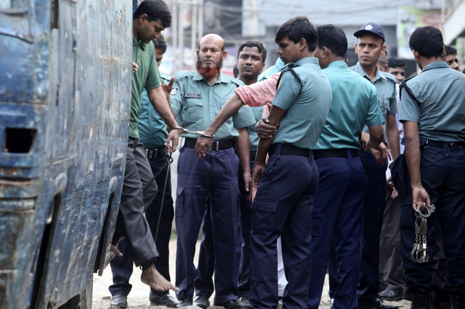 Acusados de asesinato por el motín de la guardia especial de fronteras (BDR) ocurrido en 2009 llegan a la corte metropolitana de Dacca (Bangladesh) escoltados por la policía./ EFE