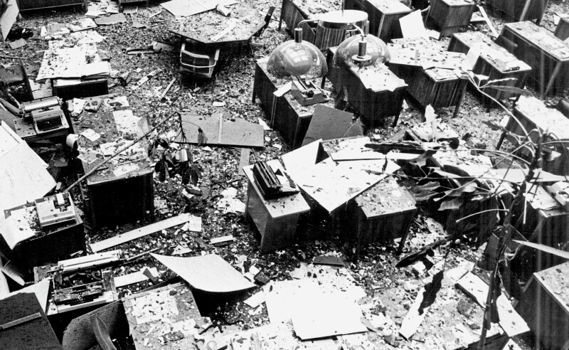 Una máquina de escribir en medio de la destruida sala de redacción. Allí se editó el periódico del día siguiente. / Archivo