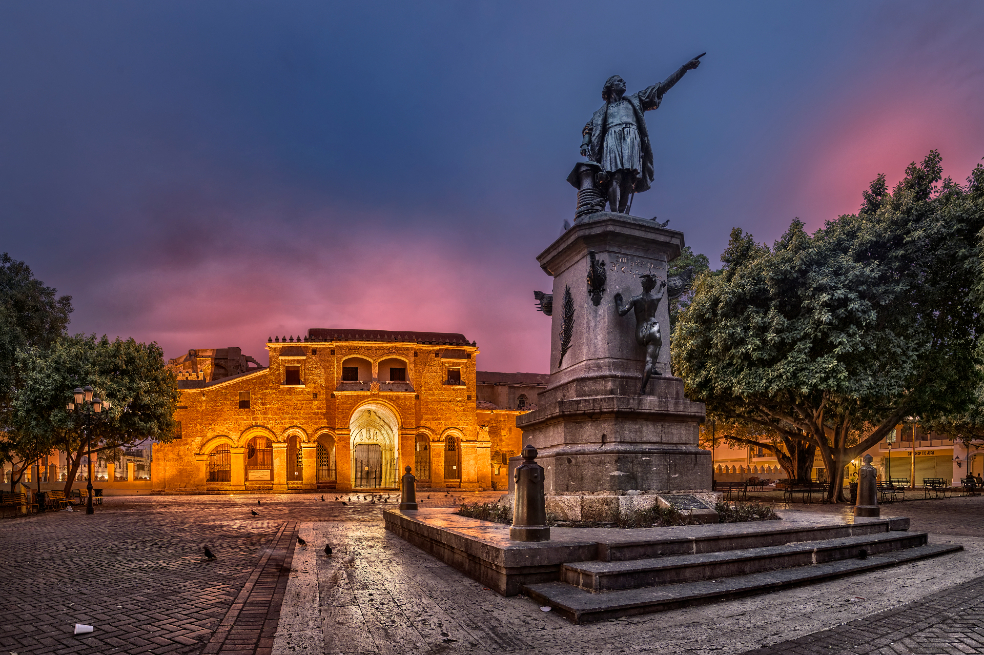 La Catedral Primada de América, Catedral de Santo Domingo o Basílica Menor de Santa María de la Encarnación se encuentra en la Ciudad Colonial de Santo Domingo, en República Dominicana.