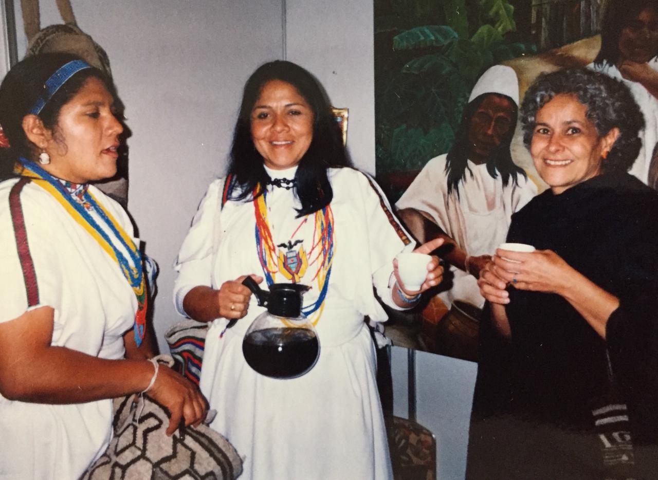 Nina Pizarro (derecha) con mujeres indígenas del Cauca en su proyecto cafetero.